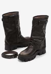 Born2be - Brązowe Botki Biker z Wywiniętą Cholewką i Paskiem z Klamerką Versana. Okazja: na co dzień. Zapięcie: pasek. Kolor: brązowy. Materiał: jeans, koronka, skóra. Szerokość cholewki: normalna. Wzór: koronka. Styl: casual #4
