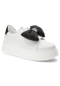CheBello - Białe Sneakersy Chebello Modne Buty Damskie Z Kokardą. Kolor: biały. Materiał: skóra #1