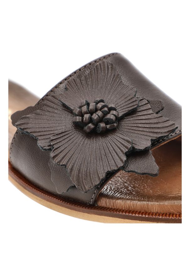 Klapki damskie Armodo, cholewka ze skóry naturalnej licowej z szerokim paskiem z przodu ozdobna aplikacja, brązowe, 40477. Okazja: na co dzień. Kolor: brązowy. Materiał: skóra. Wzór: aplikacja. Sezon: lato. Styl: elegancki, casual