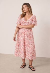 Born2be - Różowa Taliowana Sukienka Casual w Kwiaty z Wiskozą Myrassa. Okazja: na co dzień. Kolor: różowy. Materiał: wiskoza. Wzór: kwiaty. Typ sukienki: proste. Styl: casual #3