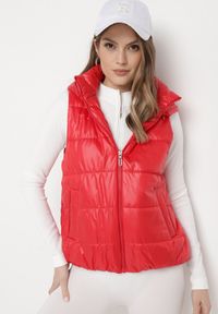 Born2be - Czerwona Kamizelka z Odpinanym Kapturem i Kieszeniami Pikowana Aggevia. Kolor: czerwony #5