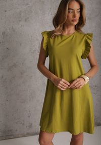 Renee - Ciemnozielona Trapezowa Sukienka z Elastycznej Bawełny z Falbankami Przy Ramionach Aleradia. Typ kołnierza: kołnierz z falbankami. Kolor: zielony. Materiał: bawełna. Długość rękawa: krótki rękaw. Wzór: aplikacja. Sezon: lato. Typ sukienki: trapezowe. Długość: mini #6