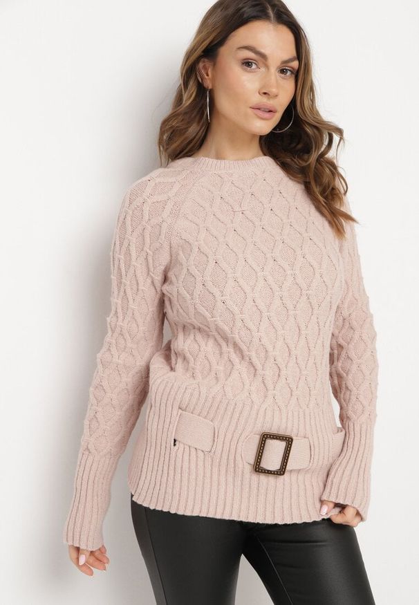 Born2be - Jasnoróżowy Sweter Ozdobiony Tłoczeniem i Paskiem Kortissta. Okazja: na co dzień. Kolor: różowy. Materiał: jeans. Długość rękawa: długi rękaw. Długość: długie. Wzór: aplikacja. Styl: klasyczny, casual