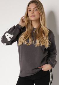 Born2be - Szara Ocieplana Bluza z Bawełną i Napisem z Tyłu Fezanda. Okazja: na co dzień. Kolor: szary. Materiał: bawełna. Wzór: napisy. Styl: klasyczny, casual, elegancki #1