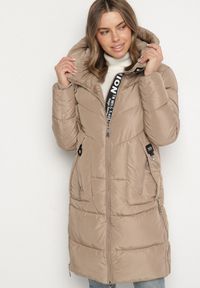 Born2be - Beżowa Długa Kurtka Pikowana z Kapturem i Ozdobną Taśmą przy Suwaku Galorrea. Okazja: na co dzień. Typ kołnierza: kaptur. Kolor: beżowy. Materiał: dzianina, poliester, jeans. Długość: długie. Styl: casual, elegancki #2