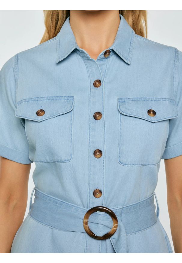 Big-Star - Sukienka damska midi jeansowa trapezowa niebieska Becca 136. Okazja: na co dzień. Kolor: niebieski. Materiał: jeans. Długość rękawa: krótki rękaw. Typ sukienki: trapezowe. Styl: casual. Długość: midi