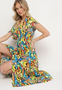 Born2be - Żółta Bawełniana Sukienka z Abstrakcyjnym Wzorem Emilisse. Okazja: na co dzień. Kolor: żółty. Materiał: bawełna. Styl: klasyczny, casual #1