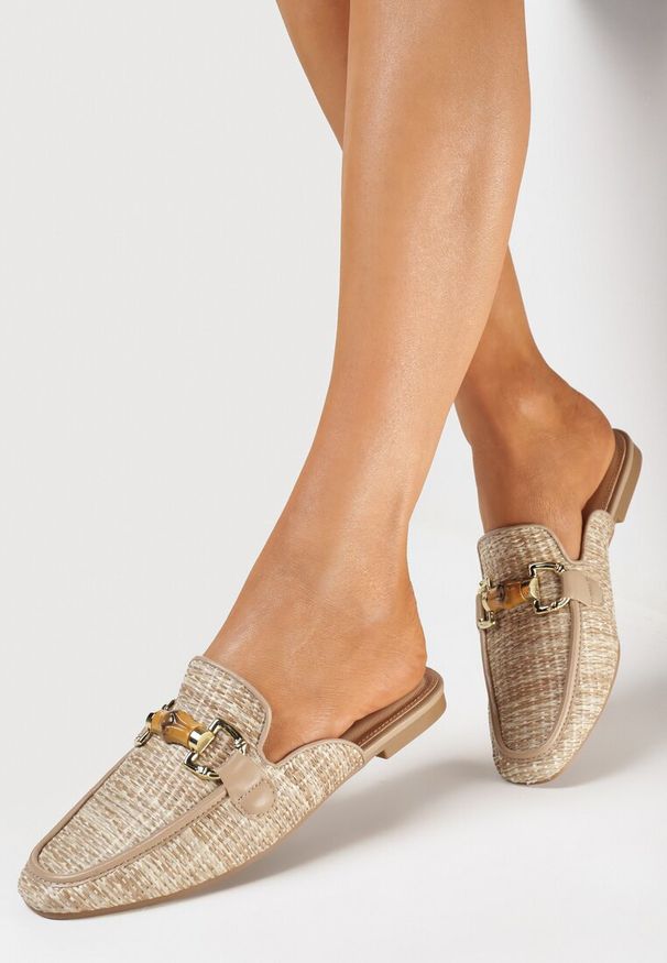 Born2be - Ciemnobeżowe Klapki Mule z Plecioną Cholewką i Klamerką Airnefa. Kolor: beżowy. Obcas: na obcasie. Styl: boho. Wysokość obcasa: niski