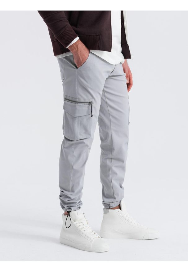 Ombre Clothing - Męskie spodnie STRAIGHT LEG cargo z trójkątnym pinem na kieszeni – szare V3 - Rozmiar: XL. Okazja: na co dzień. Kolor: szary. Materiał: bawełna, materiał, elastan. Wzór: gładki. Styl: casual, elegancki