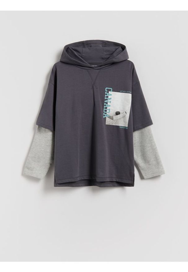 Reserved - Longsleeve z kapturem - ciemnoszary. Typ kołnierza: kaptur. Kolor: szary. Materiał: dzianina, bawełna. Długość rękawa: długi rękaw