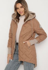 Born2be - Jasnobrązowa Pikowana Kurtka z Przedłużonym Tyłem i Kapturem Melune. Okazja: na co dzień. Kolor: brązowy. Materiał: jeans. Wzór: aplikacja. Styl: klasyczny, casual #3