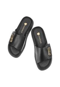 Czarne Klapki Armodo Modne Wsuwane Obuwie Damskie. Okazja: na co dzień. Kolor: czarny. Materiał: materiał. Wzór: aplikacja. Sezon: lato. Styl: klasyczny, casual, elegancki #5