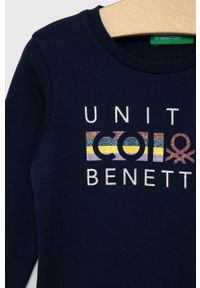 United Colors of Benetton longsleeve bawełniany dziecięcy kolor granatowy. Okazja: na co dzień. Kolor: niebieski. Materiał: bawełna. Długość rękawa: długi rękaw. Długość: długie. Wzór: nadruk. Styl: casual
