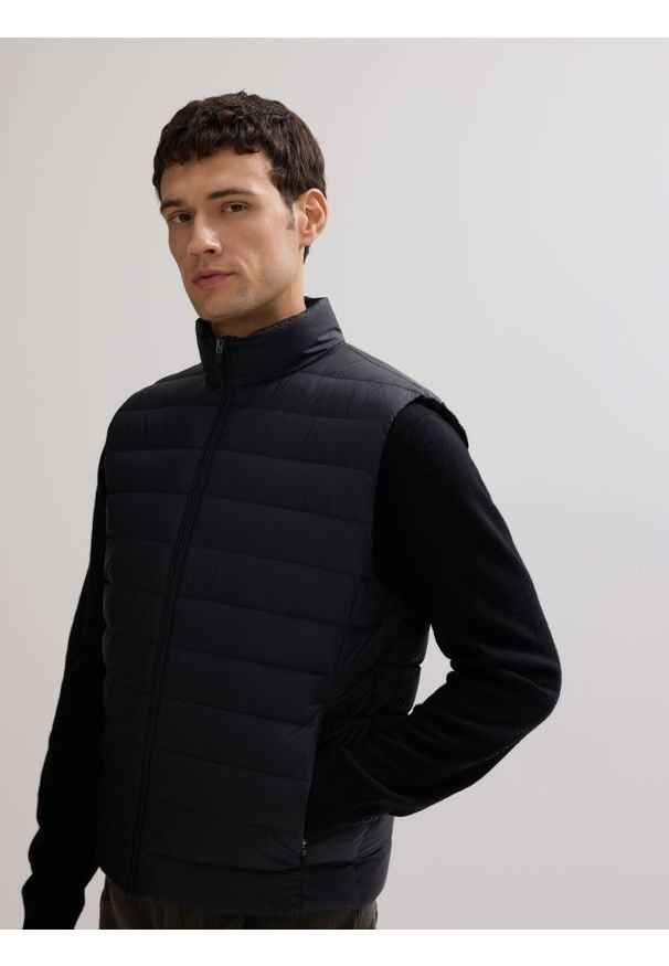 Reserved - Lekka pikowana kamizelka puchowa - czarny. Kolor: czarny. Materiał: puch