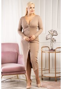 KARKO - Sukienka rozpinana na zatrzaski ołówkowa bawełniana wysmuklająca ALENKA karmelowa PROMOCJA. Okazja: na randkę, na spacer, na spotkanie biznesowe, do pracy, na co dzień. Typ kołnierza: dekolt w kształcie V. Kolekcja: plus size. Materiał: bawełna. Długość rękawa: długi rękaw. Typ sukienki: ołówkowe. Styl: klasyczny, sportowy, casual, biznesowy, elegancki. Długość: midi #1