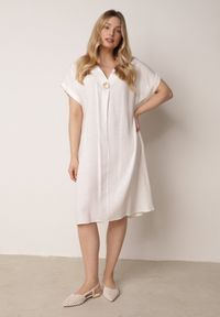 Born2be - Biała Pudełkowa Sukienka z Lnem i Wiskozą Zdobiona Metalicznym Guzikiem Phisoth. Okazja: do pracy, na co dzień, na spotkanie biznesowe. Kolekcja: plus size. Kolor: biały. Materiał: wiskoza, len. Wzór: aplikacja. Sezon: lato. Typ sukienki: proste, dla puszystych. Styl: elegancki, biznesowy, casual #1