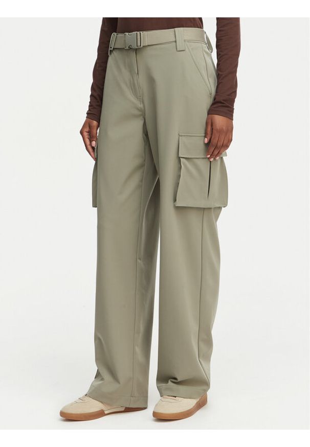 Guess Spodnie materiałowe W6GB01 W1416 Khaki Regular Fit. Kolor: brązowy. Materiał: syntetyk