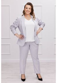 Moda Size Plus Iwanek - Elegancki żakiet Neva w popielatym kolorze XXL OVERSIZE WIOSNA. Kolor: szary. Materiał: poliester, tkanina, bawełna. Długość rękawa: krótki rękaw. Długość: krótkie. Sezon: wiosna. Styl: elegancki #1