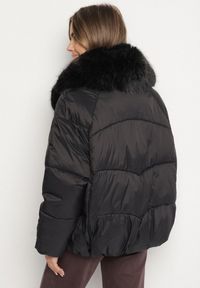 Born2be - Czarna Zimowa Kurtka Pikowana z Futrzanym Kołnierzem i Wysokimi Ściągaczami Tilastra. Okazja: na co dzień, na spotkanie biznesowe, do pracy. Kolor: czarny. Materiał: futro. Długość: krótkie. Sezon: zima. Styl: casual, biznesowy #3