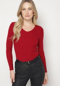 Born2be - Bordowy Dopasowany Sweter z Prążkowanej Dzianiny z Bawełną z Dekoltem w Serek Tesma. Okazja: na co dzień. Typ kołnierza: dekolt w serek. Kolor: czerwony. Materiał: dzianina, bawełna, prążkowany. Długość rękawa: długi rękaw. Długość: długie. Styl: casual, elegancki #3
