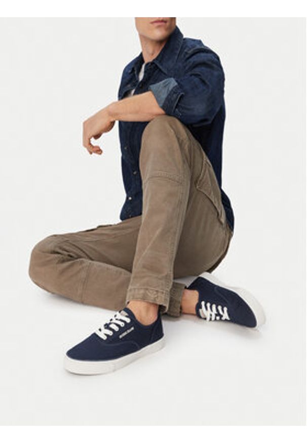 Guess Jeans Tenisówki CWBEO-ROCKFORD-01 WE Granatowy. Kolor: niebieski. Materiał: materiał