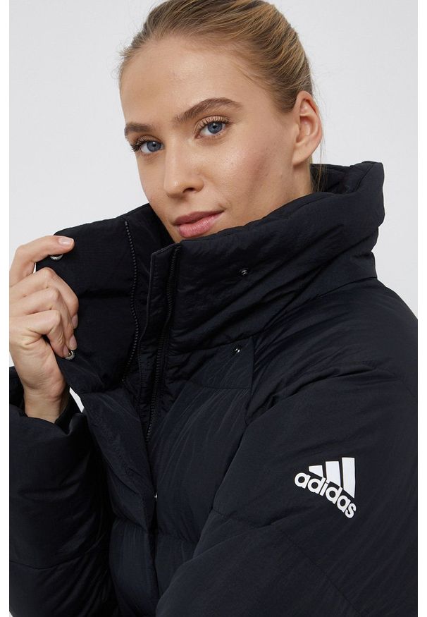 adidas Performance Kurtka puchowa damska kolor czarny zimowa. Okazja: na co dzień. Kolor: czarny. Materiał: puch. Długość rękawa: raglanowy rękaw. Wzór: gładki. Sezon: zima. Styl: casual