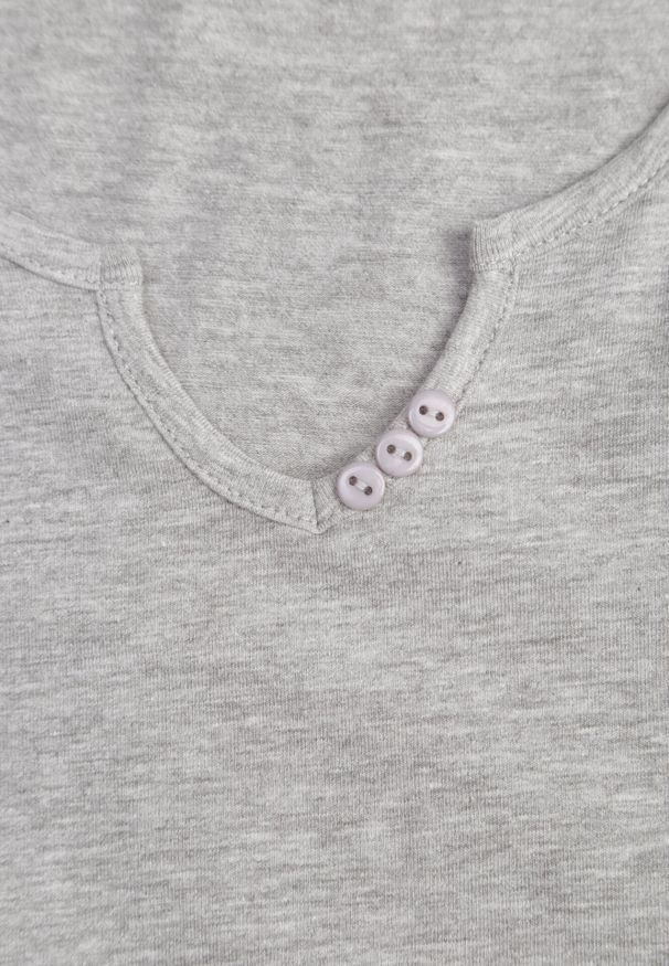 Born2be - Jasnoszary T-shirt Thonilacia. Kolor: szary. Materiał: bawełna, dzianina. Długość rękawa: krótki rękaw. Długość: krótkie. Wzór: aplikacja