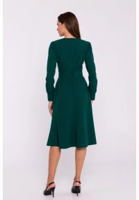 Stylove - Elegancka sukienka rozkloszowana z paskiem zielona. Okazja: na spotkanie biznesowe, do pracy. Kolor: zielony. Styl: elegancki #4