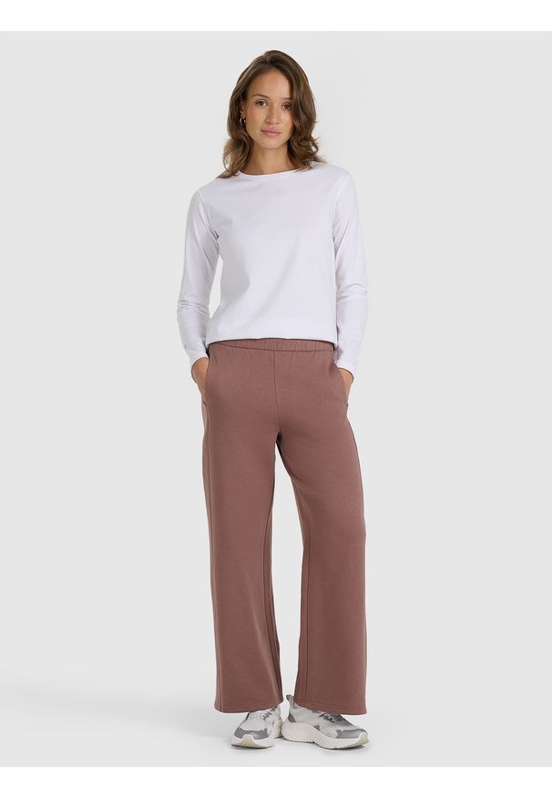 4f - 4F Spodnie dresowe z szerokimi nogawkami damskie - brązowe S. Stan: podwyższony. Kolor: brązowy. Materiał: dresówka