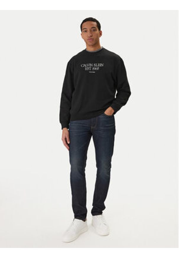 Calvin Klein Jeans Jeansy LV04RD700G Granatowy Tapered Fit. Kolor: niebieski