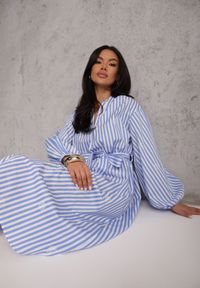 Renee - Niebieska Bawełniana Sukienka o Pudełkowym Kroju z Haftem i Wiązanym Paskiem Guineney. Okazja: na co dzień, na imprezę. Kolor: niebieski. Materiał: bawełna. Wzór: haft. Typ sukienki: proste. Styl: casual #1