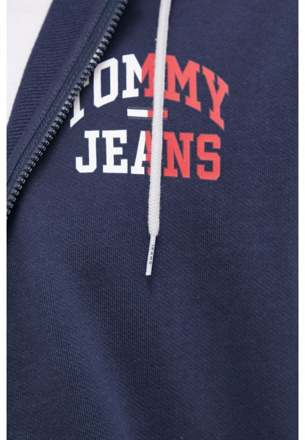 Tommy Jeans Bluza bawełniana męska kolor granatowy z kapturem z nadrukiem. Okazja: na co dzień. Typ kołnierza: kaptur. Kolor: niebieski. Materiał: bawełna. Wzór: nadruk. Styl: casual