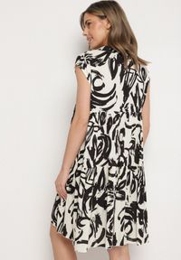 Born2be - Czarna Bawełniana Sukienka z Abstrakcyjnym Wzorem Lioraia. Okazja: na co dzień. Typ kołnierza: dekolt w kształcie V. Kolor: czarny. Materiał: bawełna. Długość rękawa: krótki rękaw. Typ sukienki: proste. Styl: casual, elegancki #7