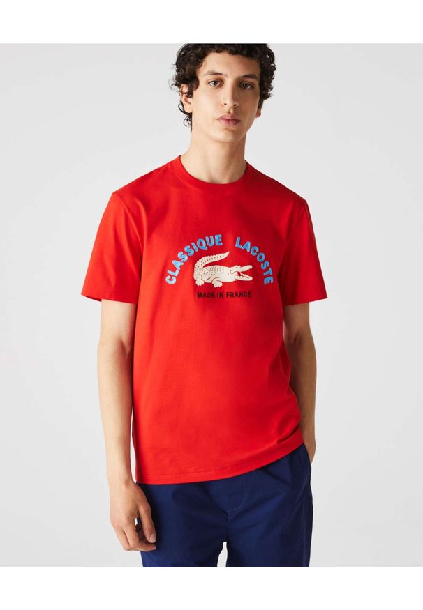 LACOSTE - Czerwony t-shirt z nadrukiem Classique Lacoste Regular Fit. Kolor: czarny. Materiał: bawełna, prążkowany. Wzór: nadruk
