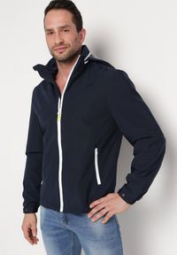 Born2be - Granatowa Kurtka Wiatrówka z Kapturem Schowanym w Kołnierzu Fioratte. Okazja: na co dzień. Typ kołnierza: kaptur. Kolor: niebieski. Styl: casual