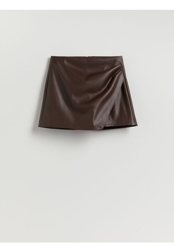 Reserved - Spódnico-szorty z imitacji skóry - ciemnobrązowy. Kolor: brązowy. Materiał: skóra