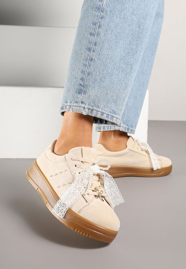 Born2be - Beżowe Sneakersy na Grubej Podeszwie z Ozdobnymi Kokardkami Divelia. Okazja: na co dzień. Kolor: beżowy. Materiał: jeans. Wzór: aplikacja. Sezon: lato