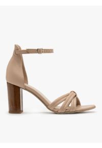 Ryłko - Jasnobeżowe sandały na drewnianym obcasie. Kolor: beżowy. Materiał: skóra. Obcas: na obcasie. Styl: street. Wysokość obcasa: średni #1