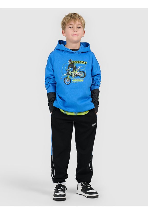 4f - 4F Bluza dresowa loose z kapturem chłopięca - niebieska 122/128 (6-8 lat). Okazja: na co dzień, na spacer, na uczelnię. Typ kołnierza: kaptur. Kolor: niebieski. Materiał: dresówka. Sezon: lato. Styl: klasyczny, casual