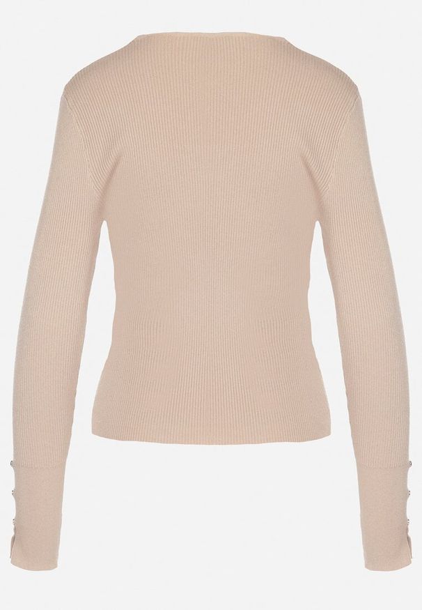Born2be - Beżowy Sweter z Wiskozą i Nitami na Rękawach Sonavea. Okazja: na co dzień. Typ kołnierza: dekolt w kształcie V. Kolor: beżowy. Materiał: wiskoza. Wzór: aplikacja. Styl: casual, elegancki