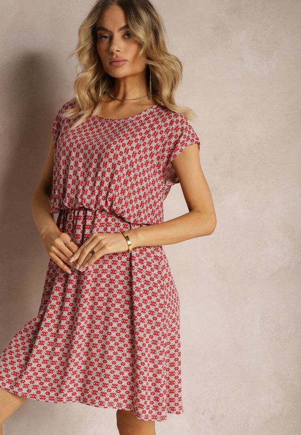 Renee - Czerwona Sukienka o Rozkloszowanym Kroju z Gumką w Talii i Krótkim Rękawem Tulemia. Kolor: czerwony. Długość rękawa: krótki rękaw. Typ sukienki: rozkloszowane