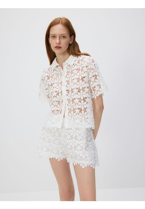 Reserved - Ażurowa koszula - biały. Kolor: biały. Materiał: dzianina. Wzór: ażurowy