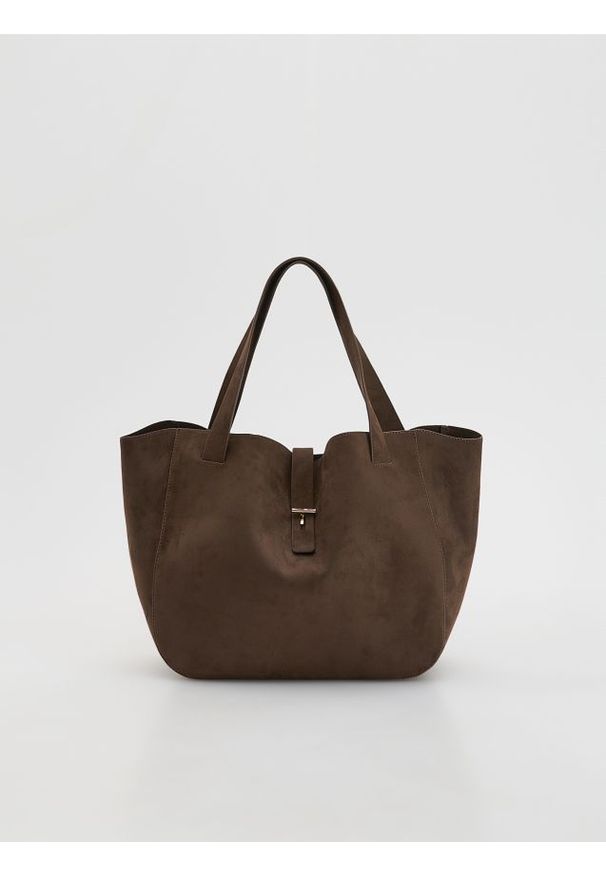 Reserved - Torebka shopper z imitacji zamszu - ciemnobrązowy. Kolor: brązowy. Materiał: zamszowe