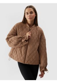 4f - Kurtka puchowa z wypełnieniem syntetycznym damska - brązowa. Okazja: na co dzień. Typ kołnierza: kołnierzyk stójkowy. Kolor: brązowy. Materiał: syntetyk, puch. Długość: długie. Wzór: gładki. Styl: klasyczny, casual, sportowy #2