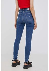 Tommy Jeans jeansy MELANY CE636 damskie high waist. Stan: podwyższony. Kolor: niebieski
