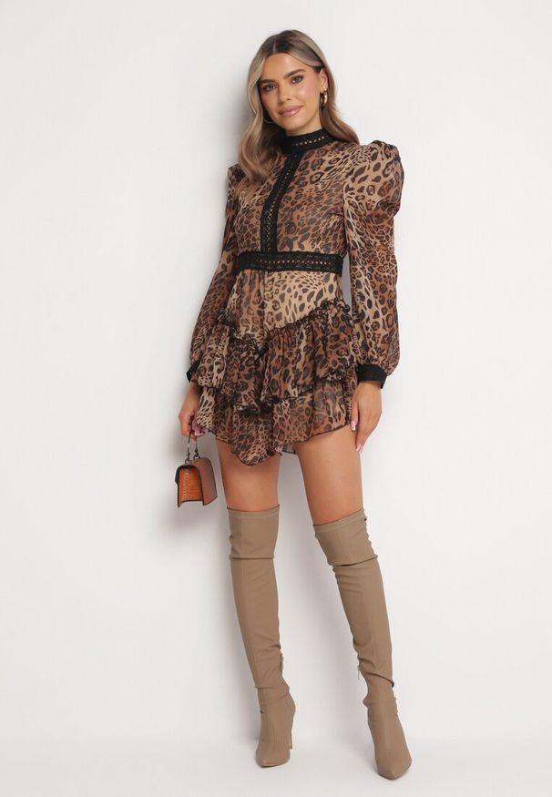 Born2be - Brązowa Rozkloszowana Sukienka Kombinezon Mini z Falbankami Gilha. Typ kołnierza: kołnierz z falbankami. Kolor: brązowy. Materiał: koronka. Wzór: aplikacja. Długość: mini