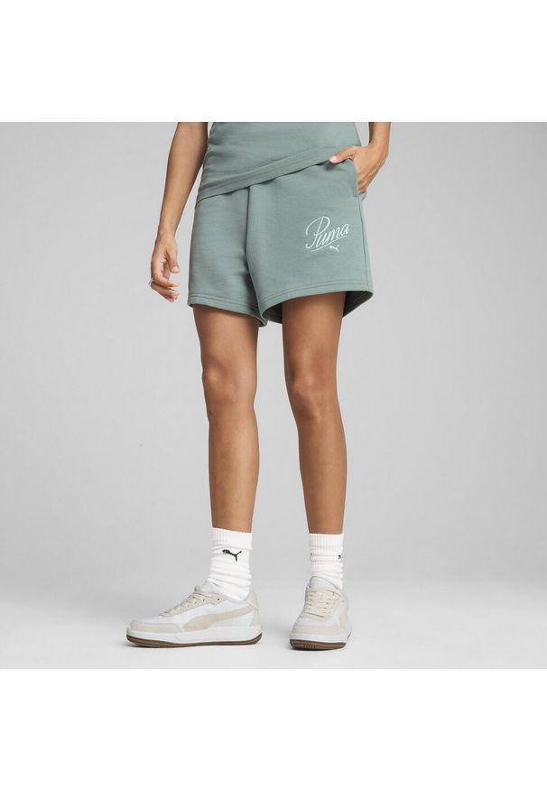 Puma - Damskie szorty z wysokim stanem ESS SCRIPT 5" PUMA Green Moon. Stan: podwyższony. Kolor: zielony. Długość: krótkie