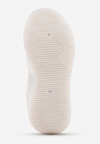 Born2be - Białe Casualowe Sneakersy z Ozdobnymi Przeszyciami Chlylee. Okazja: na co dzień. Kolor: biały. Materiał: jeans. Sport: fitness, turystyka piesza #4