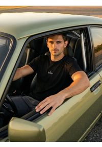 Sinsay - Bawełniana koszulka z haftem - czarny. Kolor: czarny. Materiał: bawełna. Wzór: haft #1