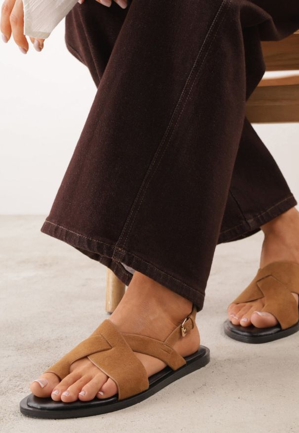 Born2be - Jasnobrązowe Sandały VICES ze Skrzyżowanymi Paskami i Paskiem na Duży Palec Phaisacia. Okazja: na co dzień. Zapięcie: pasek. Kolor: brązowy. Materiał: jeans, len. Sezon: lato. Styl: elegancki, casual